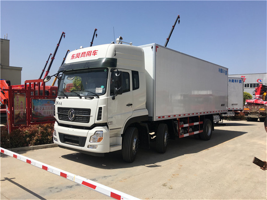 東風(fēng)天龍小三軸 6.8米冷藏車(chē)